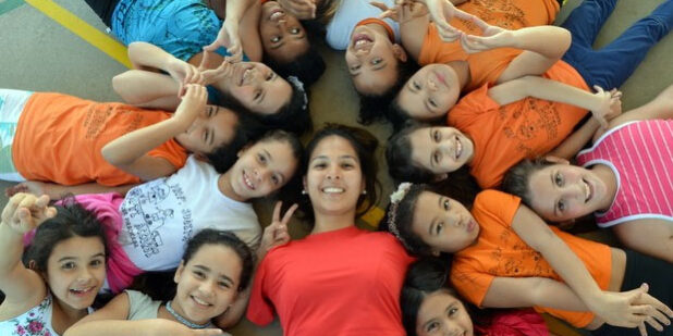 Carol e alunas da escola municipal que dá aulas em Piracicaba (Foto: Fernanda Zanetti/G1)